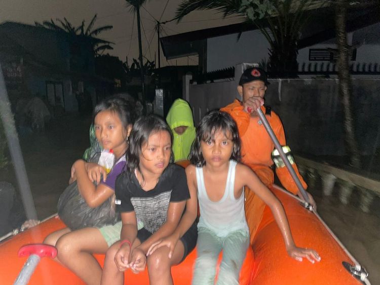 Foto Evakuasi Warga Medan yang Terdampak Banjir