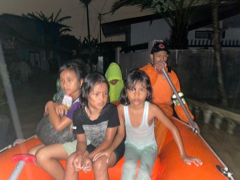 Akibat banjir yang merendam pemukiman warga di Medan, Sabtu (19/11/2022), sejumlah anak-anak dievakuasi menggunakan perahu karet.