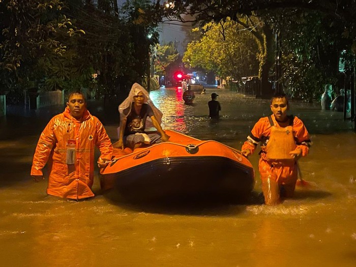 banjir medan Proses evakuasi warga di Jalan Perjuangan, Medan. foto: Goklas Sihotang/detikSumut