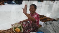 Warga yang dievakuasi diberikan makanan di kawasan jalan Perjuangan, Medan. Dok BPBD Medan