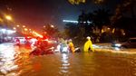 Foto Pengendara yang Melintas Terjebak Banjir di Medan