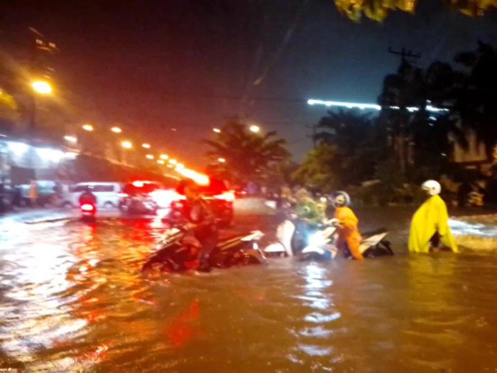 Banjir di Jalan Selamat Ketaren dan Jalan Rumah Sakit Haji Medan, Sabtu (19/11/2022) Pukul 02:30 WIB. Istimewa