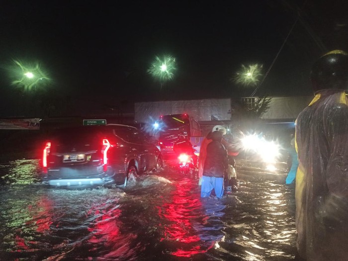 Sejumlah kendaraan melintasi genangan air setinggi 30-40 cm di kawasan Jalan Letda Sudjono, Kecamatan Medan Tembung. Foto: Kartika Sari/detikSumut