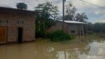 6 Potret Rumah Warga Batu Bara Terendam Banjir Akibat Tanggul Pecah