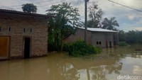 Banjir terjadi akibat luapan air sungai Sei Dalu-dalu yang tumpah dampak pecahnya tanggul. Air menggenangi rumah-rumah warga sejak Selasa (15/11) pagi kemarin hingga saat ini. (Perdana Ramadan/detikSumut)