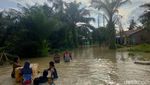 6 Potret Rumah Warga Batu Bara Terendam Banjir Akibat Tanggul Pecah