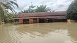 6 Potret Rumah Warga Batu Bara Terendam Banjir Akibat Tanggul Pecah