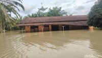 Akibat banjir ini banyak warga yang mengungsi ke tenda pengungsian sementara yang dibangun pemerintah daerah setempat. Ada juga warga memilih menumpang di rumah saudaranya. (Perdana Ramadan/detikSumut)