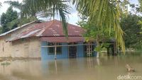 6 Potret Rumah Warga Batu Bara Terendam Banjir Akibat Tanggul Pecah