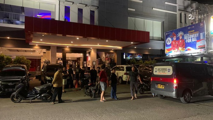 Penyerangan dan pemukulan anggora polisi saat Ketua Batalyon 120 Makassar diduga terlibat keributan dengan tukang parkir.