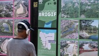 Sebuh papan informasi telah berdiri tegak di kawasan Ruang Limpah Sungai Brigif, Jagakarsa, Jakarta, Sabtu (19/11/2022). 
