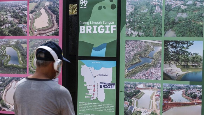 Begini Progres Pembangunan Ruang Limpah Sungai Brigif Sejumlah warga melihat waduk di Ruang Limpah Sungai Brigif, Jagakarsa, Jakarta, Sabtu (19/11/2022). Pembangunan Ruang Limpah Sungai Brigif tersebut telah mencapai 80 persen yang ditargetkan akan selesai pada Desember 2022 yang digunakan untuk menangani dan menanggulangi genangan atau banjir di Jakarta. ANTARA FOTO/Asprilla Dwi Adha