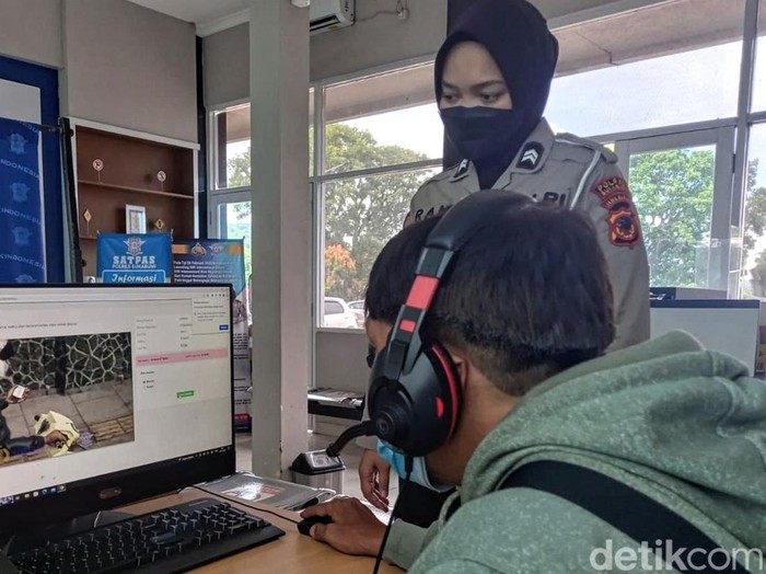 Bimbel gratis bikin SIM di Polres Sukabumi.