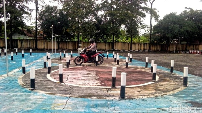 Bimbel gratis bikin SIM di Polres Sukabumi.