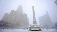 Niagara Square juga memutih akibat diterjang badai salju.