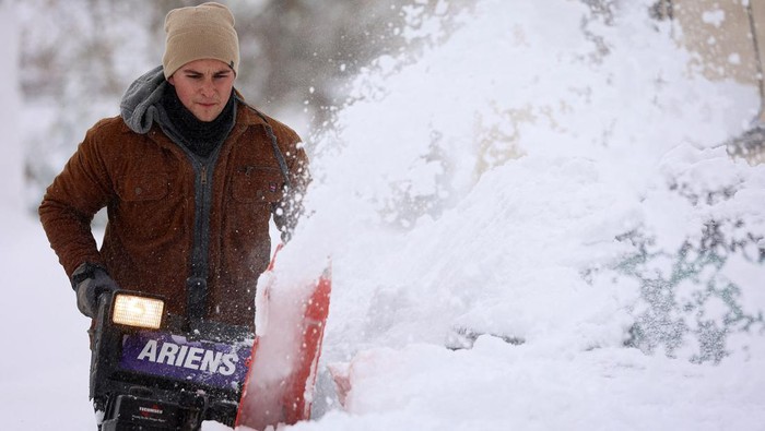 Buffalo Amerika Serikat Memutih Akibat Badai Salju Man uses a snow blower to dig out a vehicle on the street during a snowstorm as extreme winter weather hits Buffalo, New York, U.S., November 18, 2022. REUTERS/Lindsay DeDario