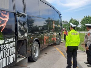 Bus Rombongan Peziarah Asal Serang Banten Alami Kecelakaan di Tol Cipali