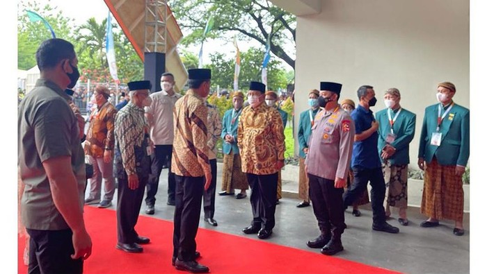 Cerita soal Sikap Sempurna Prabowo Sambut Jokowi di Muktamar Muhammadiyah Menteri Pertahanan (Menhan) Prabowo Subianto turut hadiri dalam Muktamar Muhammadiyah di Solo, Jawa Tengah. Di balik kehadiran Prabowo, ada cerita sikap sempurna Prabowo saat menyambut Presiden Joko Widodo (Jokowi).