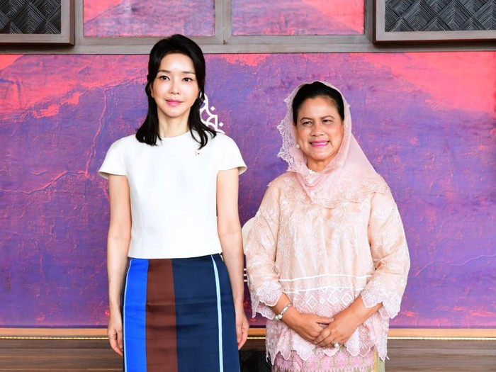 Ibu negara Indonesia, Iriana Joko Widodo bersama Ibu negara Korea Selatan, Kim Keon Hee.