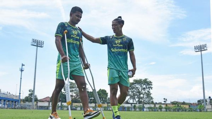 David Rumakiek harus berjalalan dengan tongkat usai menjalani operasi ACL.