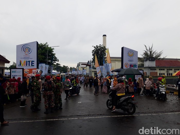 De Tjolomadu, Karanganyar dipadati penggembira Muktamar Muhammadiyah pagi ini, Sabtu (19/11/2022).