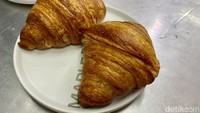 Artisan bakery Nool/Strala memiliki pabrik di Daan Mogot, Tangerang Kota. Salah satu pastry yang mereka produksi, croissant.