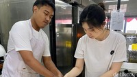 Setelah itu masuk ke mesin retarder proofer. Alat ini bisa nge-proofing otomatis sampai besok pagi, tanpa dia terlalu ngembang. Suhu terjaga, ujar Kade. 