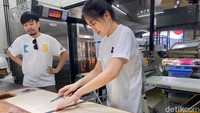 Pemilik Nool/Strala, Kade Chandra dan Laura Hidayat tengah mengukur adonan croissant. Adonan ini tidak langsung diolah, tetapi disimpan untuk keesokan harinya.