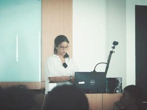 7 Momen Dian Sastro Jadi Dosen di UI