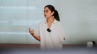 Dian Sastro terlihat santai memakai kemeja putih, dipadu rok kain batit, dan sepatu tali. Foto: dok. Instagram Dian Sastro (fotografer: @zaki_muhammad_ dan @fikrirahmadhandi)