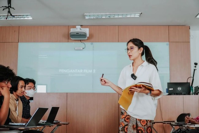 Pada kesempatan lain, pemain film Ada Apa dengan Cinta? ini mengenakan blus putih dengan bawahan berupa kain tradisional. (Foto: Instagram/@therealdiansastr)