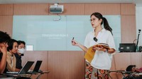Pemeran Dewi Api di Sri Asih itu memberikan materi untuk kulian Pengantar Film 2 di program studi Produksi Media. Foto: dok. Instagram Dian Sastro (fotografer: @zaki_muhammad_ dan @fikrirahmadhandi)