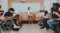 Dalam pertemuan itu Dian Sastro memberikan materi tentang dasar-dasar story structure, premis film, central dramatic question, long term goal dalam karakter, dasar-dasar bahasa visual, dan mise en scene. Foto: dok. Instagram Dian Sastro (fotografer: @zaki_muhammad_ dan @fikrirahmadhandi)