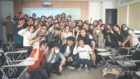 Selesai mengjara, tak ketinggalan Dian Sastro foto bareng dengan murid-muridnya. Foto: dok. Instagram Dian Sastro (fotografer: @zaki_muhammad_ dan @fikrirahmadhandi)