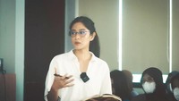 Dian Sastro mengatakan dirinya bukan dosen yang pelit nilai, tapi mau hasil tugas yang bisa membuatnya impresif. Foto: dok. Instagram Dian Sastro (fotografer: @zaki_muhammad_ dan @fikrirahmadhandi)