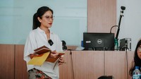 Dian Sastro membagikan cerita pengalamannya menjadi dosen di Vokasi UI pada laman Instagramnya. Dian Sastro terlihat santai memakai kemeja putih, dipadu rok kain batit, dan sepatu tali.Foto: dok. Instagram Dian Sastro (fotografer: @zaki_muhammad_ dan @fikrirahmadhandi)