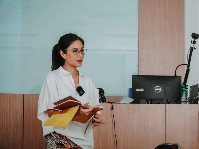 Dian Sastro Momen Dian Satro jadi dosen tamu di vokasi UI.