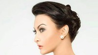 Diana Pungky saat ini menginjak usia 48 tahun. Nyaris 50 tahun, wajah awet mudanya terpampang nyata ya. Foto: Instagram