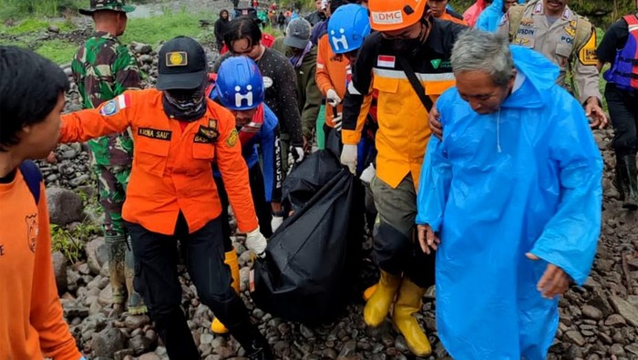 Tim SAR gabungan menemukan satu korban hilang akibat longsor di Jalan Poros Makassar-Malino, Gowa, Sulsel. Kini total korban tewas menjadi 6 jiwa.