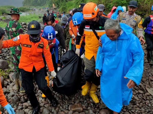 Evakuasi Korban Tewas Akibat Longsor di Poros Malino Gowa