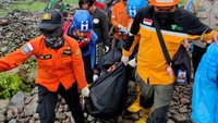 Tim SAR mengevakuasi korban tanah longsor di Desa Lonjoboko, Kabupaten Gowa, Sulawesi Selatan, Jumat (18/11/2022).
