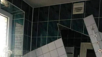 Kamar mandi ini terlihat hancur ya. Foto: Reddit