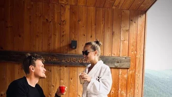 Wanita melayang. Foto: Reddit