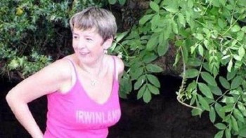 Denfan wajah ceria perempuan ini berpose sesaat didepan gua dengan sungai nan bening. Dia tak menyadari seekor buaya dimulut gua tengah mengintai dan menyantapnya siNg itu. Foto: Postoast