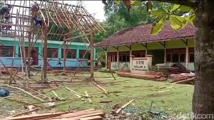 Halaman SDN 2 Madulang, Sampang dibangun jadi kandang ayam