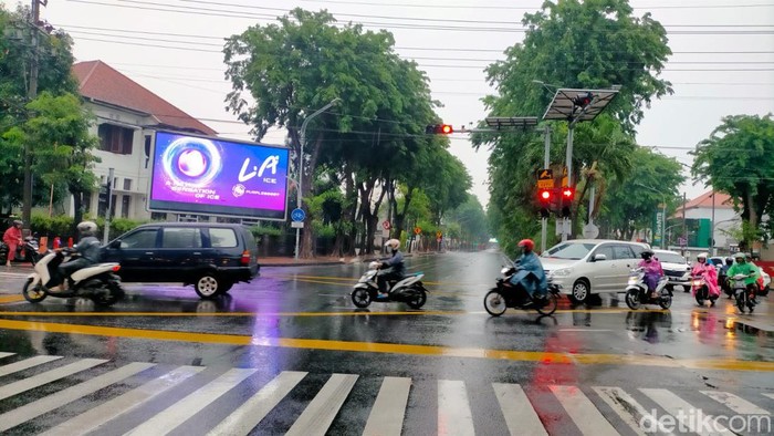 hujan di surabaya