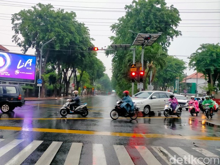 hujan di surabaya