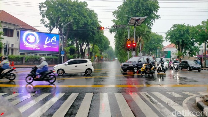 hujan di surabaya