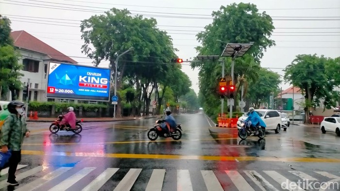 hujan di surabaya