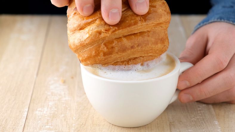 Berikut cara makan croissant yang benar dan tips memanaskannya kembali agar tidak lembek